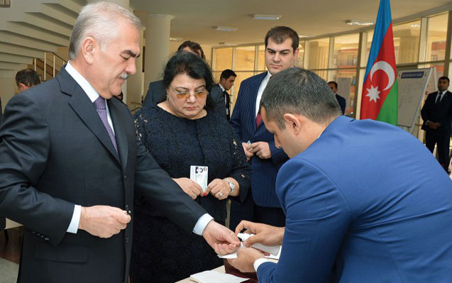 Vasif Talıbov ailə üzvləri ilə seçki məntəqəsində