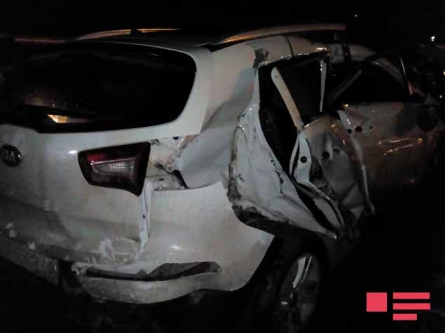 Bakıda yük qatarı minik avtomobilini vurub, 4 nəfər xəsarət alıb