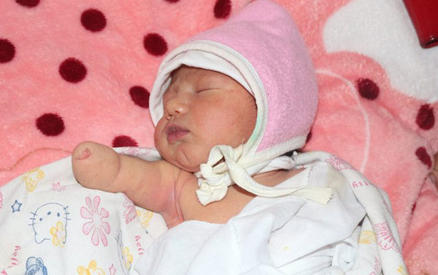 Ailəsinin tək əllə doğulan Diləyi...