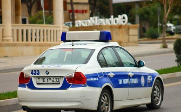 Yol polisi tərəfindən aldadıldığını deyir