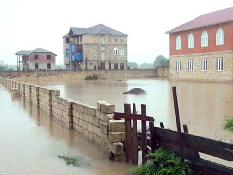 Azərbaycanın cənubunda evlər su altında qaldı, yollar bağlandı, 150-yə yaxın ailə köçürüldü