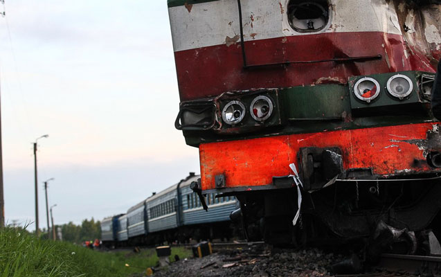 Hərbçiləri daşıyan maşın teplovozla toqquşdu