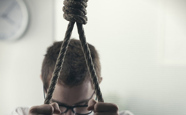 Qiyamçı zabit özünü asdı