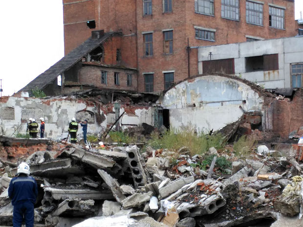 Yevlaxda 16 köçkün ailəsinin yaşadığı bina uçdu