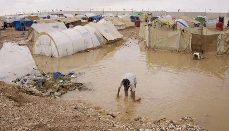 İŞİD-dən qaçıb bir metrlik palçığa düşdülər