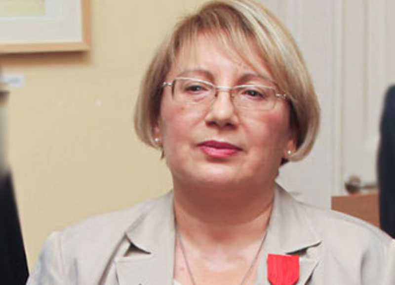 Leyla Yunus məhkəmədə nəzarətçini vurdu