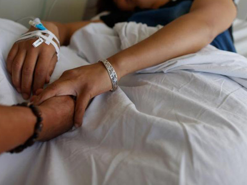 Övladı ölümdən dönən ana həkimi günahlandırdı: