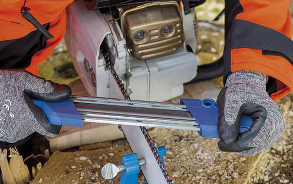 Ayağını mişarla kəsdi,