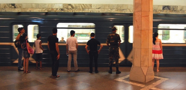 Metroda polislə sərnişin arasında dava düşdü