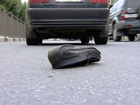 Avtobusdan düşən qadını maşın vurdu