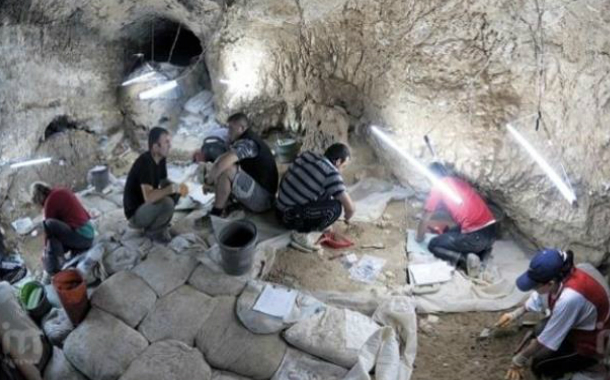 Ermənilər Azıx mağarasını məhv edir