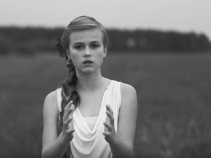 12 yaşlı qız oxudu, milyonları heyran qoydu