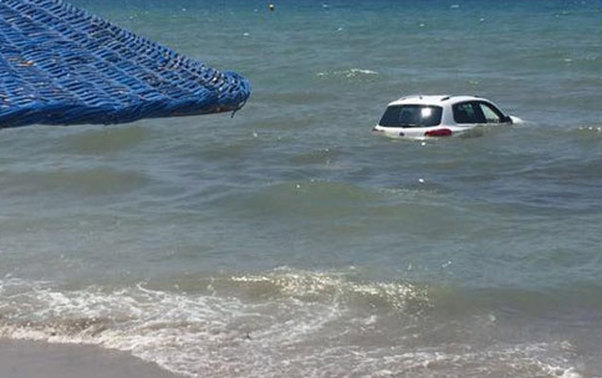 Maşın sahildəkiləri vurub dənizə düşdü