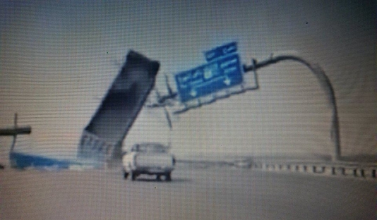 Yük yeri açıq qalan yük maşını görün nə etdi