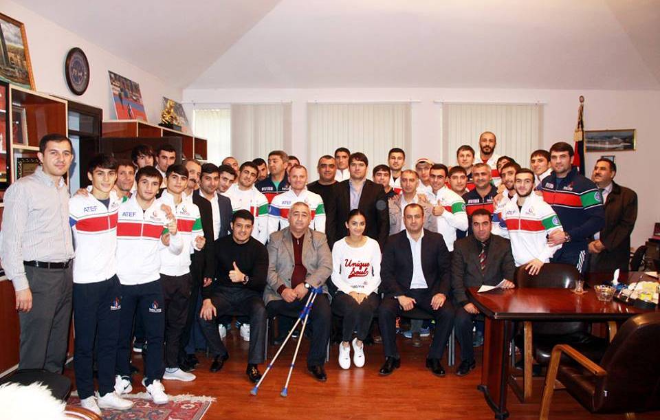 Adil Əliyev yarışa gedən idmançılarla görüşdü