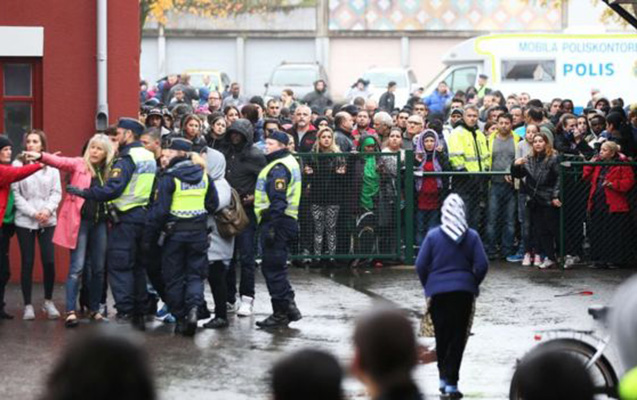 Məktəbə qılıncla hücum etdi