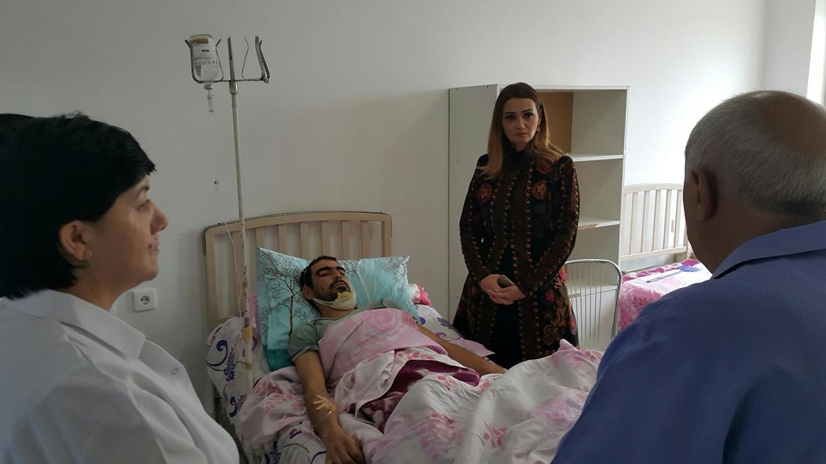 Qənirə Paşayeva Tovuzda ön cəbhədə minaya düşmüş sakini ziyarət edib