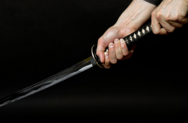 İsveçdə maskalı adam qılıncla şagirdlərə hücum etdi