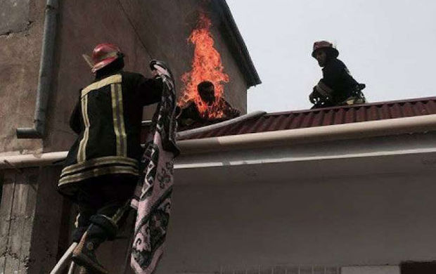 Gəncədə arvadı ilə dalaşan kişi özünü yandırdı