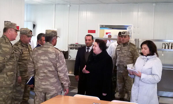 Ombudsman hərbi qulluqçuların suallarını cavablandırıb