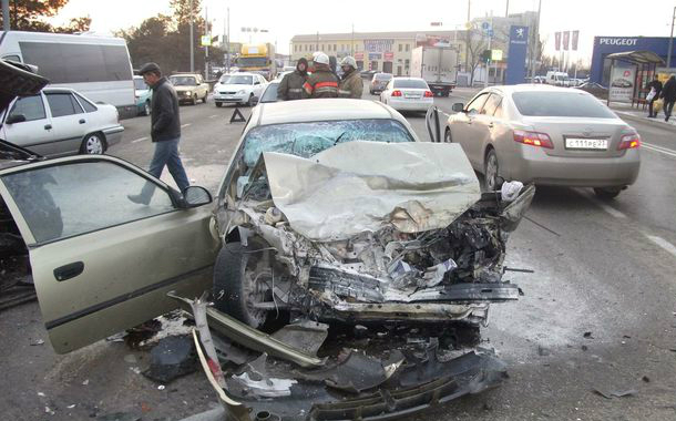 Bakıda səfirlik maşını qəzaya düşdü: