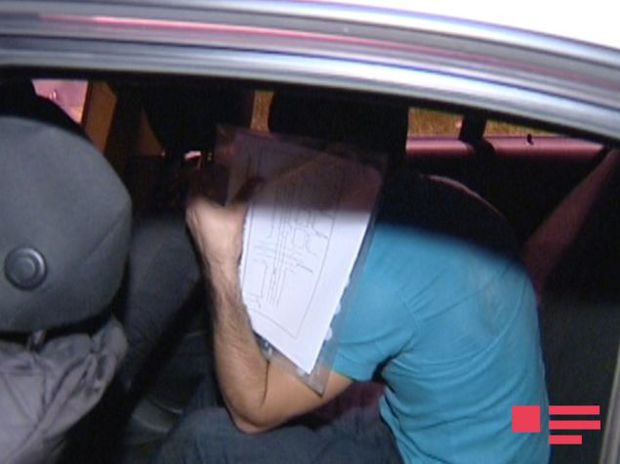 Bakıda yol polisindən qaçan avtoxuliqan maşını ağaca çırpdı