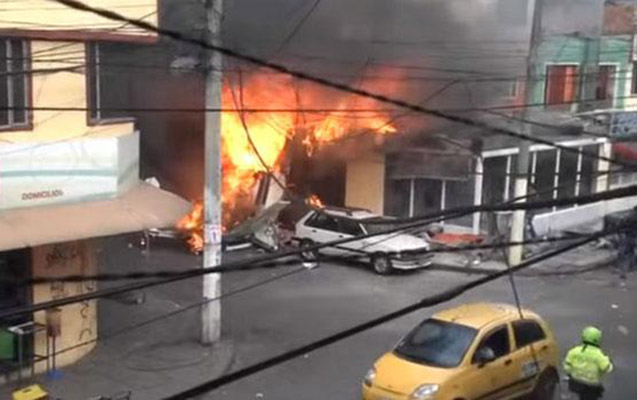 Təyyarə şirniyyat evinə düşdü