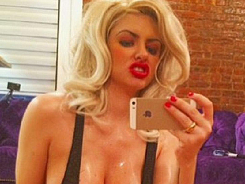 Milyarderin xanımı çılpaq fotolarını yaydı