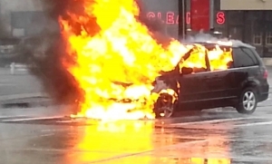 Bakıda avtomobil yanıb