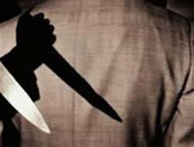 Namizədi boynundan bıçaqladılar