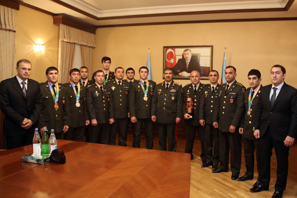 Zakir Həsənov hərbçilərin VI Dünya Oyunlarının iştirakçıları ilə görüşüb