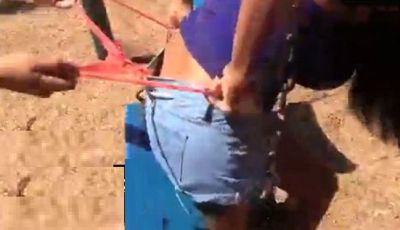 Yelləncəkdəki qızın alt paltarını çəkdi və...