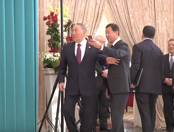 Nazarbayev milyarderi əli ilə kənara itələdi