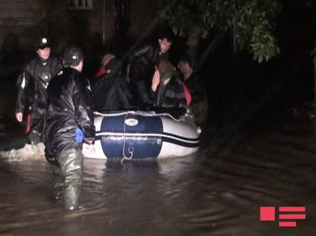 Lənkəranı su basdı