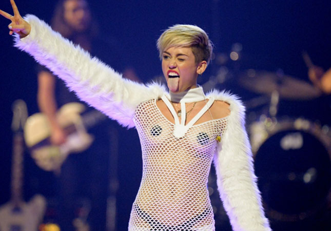 “Konsertimə hamı çılpaq gəlsin…”