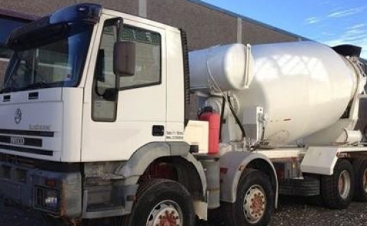 Betonqarışdıran maşın minik avtomobilinin üzərinə aşdı