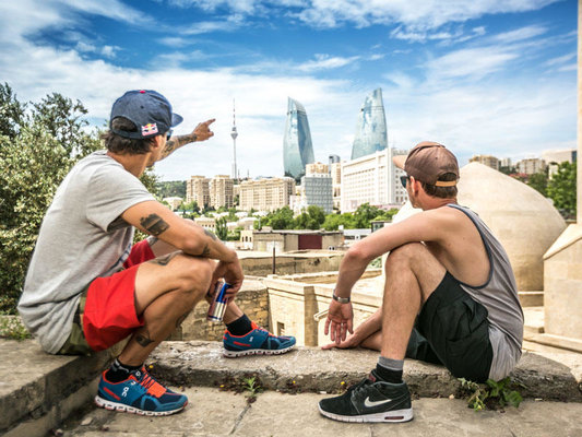 Bakı Televiziya Qülləsindən paraşütla atladılar