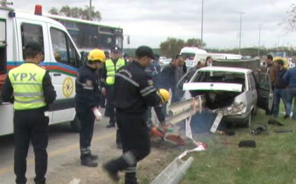 Sumqayıtda qəza: Maşın iki yerə bölündü