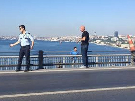 Təslim olmayan polkovnik özünü körpüdən atmaq istəyir