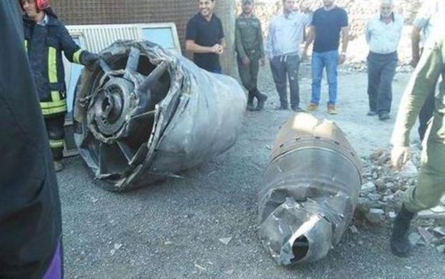 İranda təyyarənin mühərriki havada parçalandı