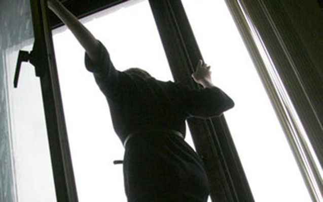 Qadın 10-cu mərtəbədən düşüb