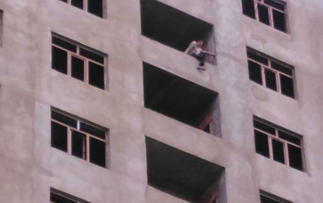 Maaşını ala bilməyən fəhlə intihar etmək istədi