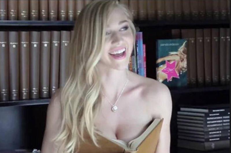 Tələbə qız kitabxanada soyundu, məşhurlaşdı