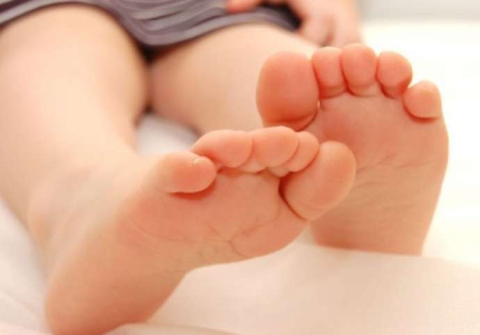 3 yaşlı qızın üstünə qaynar su töküldü