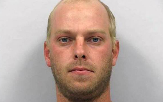 Dostunun azyaşlı qızını zorladı