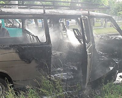 Şəkidə mikroavtobus yandı