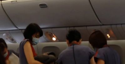 Uşağını təyyarədə dünyaya gətirdi