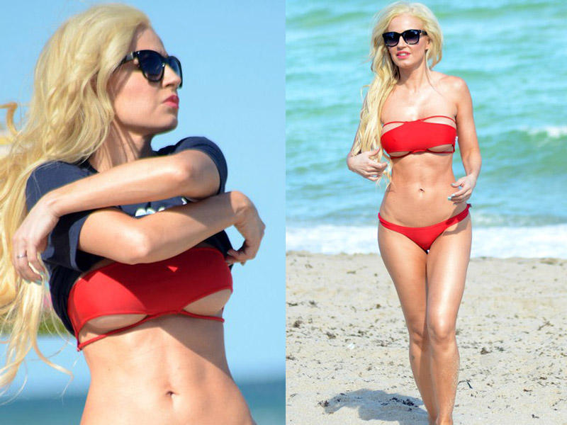 Sarışın gözəl çimərlikdə - FOTO