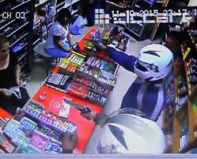 Satıcı qadın cinayətkarları belə qovdu