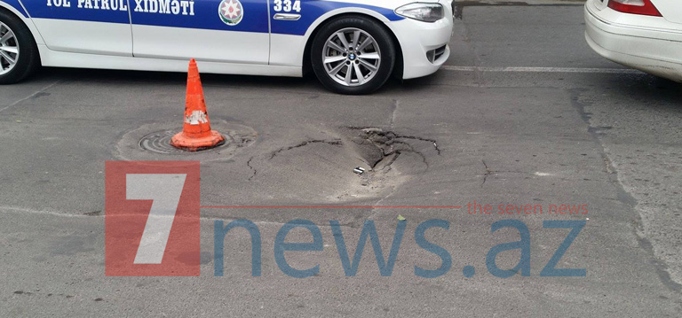 Binəqədidə avtomobil yolu çökdü